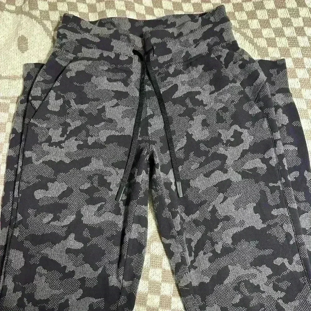 Lululemon camo joggers size 2 - Picture 4 of 6